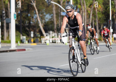 I ciclisti in competizione nella lunga spiaggia Triathlon. 16 agosto 2015. Foto Stock