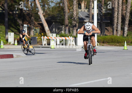 Ciclista in competizione nella lunga spiaggia Triathlon. 16 agosto 2015. Foto Stock