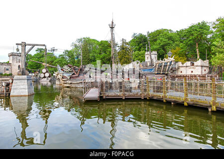 La nave pirata area a Alton Towers Estate Theme Park Gardens Inghilterra Staffordshire REGNO UNITO Foto Stock