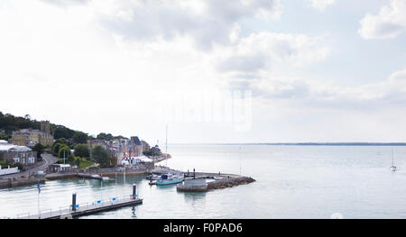 Il Royal Yacht Squadron all'entrata del fiume Medina a Cowes sull'Isola di Wight. Il famoso club è di 200 anni Foto Stock