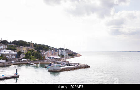 Il Royal Yacht Squadron all'entrata del fiume Medina a Cowes sull'Isola di Wight. Il famoso club è di 200 anni in Foto Stock