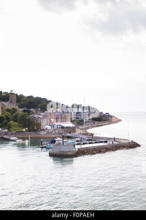 Il Royal Yacht Squadron all'entrata del fiume Medina a Cowes sull'Isola di Wight. Il famoso club è di 200 anni in Foto Stock