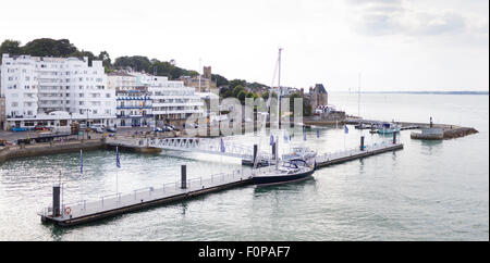 Il Royal Yacht Squadron (in alto a destra) all'entrata del fiume Medina a Cowes sull'Isola di Wight. Il famoso club è 200 y Foto Stock