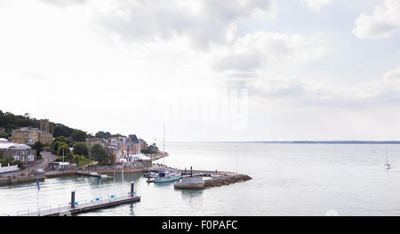 Il Royal Yacht Squadron all'entrata del fiume Medina a Cowes sull'Isola di Wight. Il famoso club è di 200 anni in Foto Stock