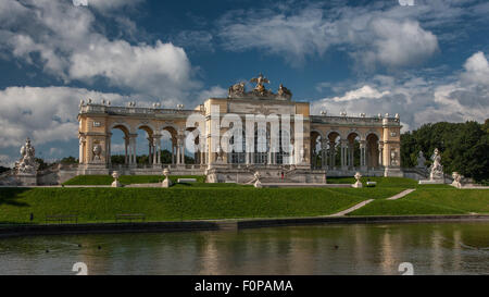 Gloriette edificio nei giardini del palazzo Schloss Schonbrunn Palace, sito Patrimonio Mondiale dell'UNESCO, Vienna, Austria, Europa Foto Stock