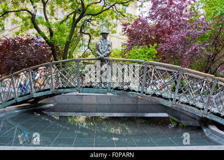 Imre Nagy monumento, Vertanuk tere, accanto al Parlamento europeo, Central Budapest, Ungheria, Europa Foto Stock