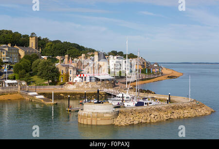 Il Royal Yacht Squadron all'entrata del fiume Medina a Cowes sull'Isola di Wight. Il famoso club è di 200 anni in Foto Stock