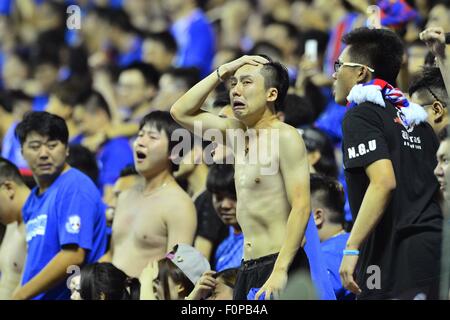 Agosto 19, 2015 - Shanghai, Repubblica Popolare Cinese - Shenhua fans in festa dopo il match tra Shanghai SIPG vs Shanghai Shenhua a Shanghai Stadium di Shanghai. © Marcio Machado/ZUMA filo/Alamy Live News Foto Stock