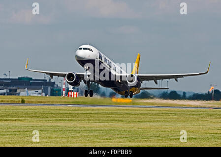 G-ZBAD Monarch Airlines Airbus A321-200 Aeroporto di Manchester Inghilterra partenza di rotazione Foto Stock