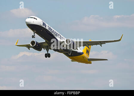 G-ZBAD Monarch Airlines Airbus A321-200 Aeroporto di Manchester Inghilterra partenza di rotazione Foto Stock