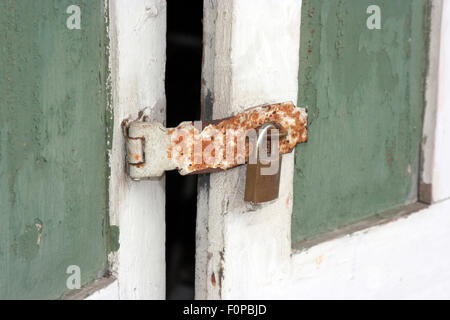 Vecchio arrugginito serratura su una porta Foto Stock