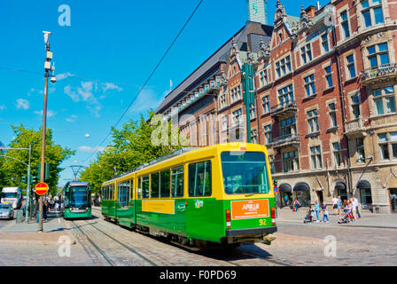 Tram, Mannerheimintie, Main Street, di fronte al grande magazzino Stockmann, Helsinki, Finlandia, Europa Foto Stock