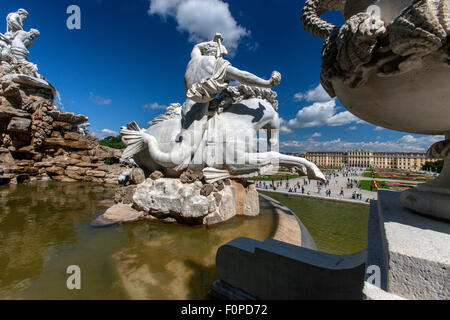 Palazzo Schoenbrunn e giardini con la fontana di Nettuno in primo piano, Vienna, Austria Foto Stock