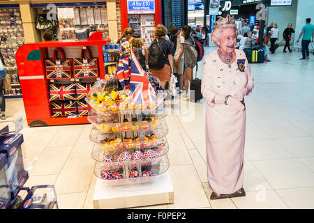 Divertente,royalty,i, Regina, saluta, turisti, al tourist shop outlet "glorioso Gran Bretagna' regali. Aerostazione partenze, l'aeroporto di Stansted, Londra,U.K. Foto Stock