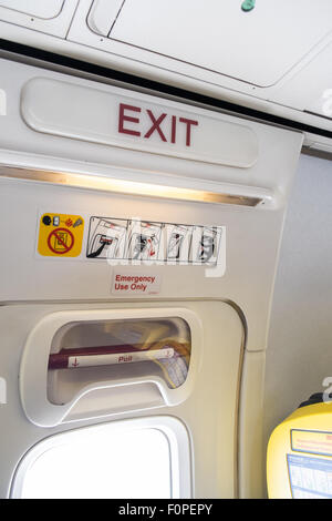 Porta di uscita. Interno del volo Ryanair dall'aeroporto di Stansted, Londra. Ryanair,Londra,volo,Duty Free,cabina. Foto Stock