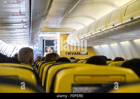 Pre-volo dimostrazione di sicurezza. Interno del volo Ryanair dall'aeroporto di Stansted, Londra. Ryanair,Londra,volo,Duty Free,cabina. Foto Stock