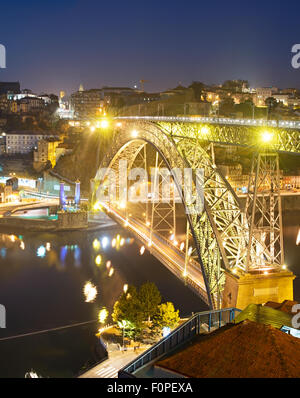 Vista notturna della famosa Dom Luis i bridge in porto . Portogallo Foto Stock