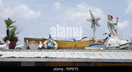 Jet ski e il manichino e la scena della natività su un bar roof Puerto Rico Foto Stock