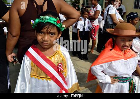 Scuola - Independence Day Festival in PUERTO PIZARRO . Dipartimento di Tumbes .PERÙ Foto Stock