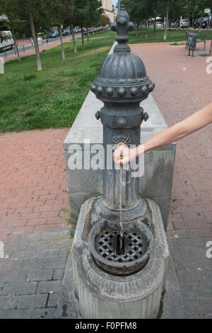 Vecchio,antica in ghisa fontana d'acqua,ricarica,idrato,l'idratazione, toccare nel parco in Terrassa nel quartiere di Barcellona,Catalano,Catalogna,Spagna Foto Stock