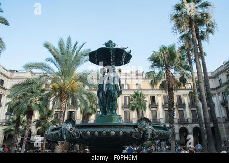 Turisti e fontana di Piazza Grande, Placa Reial,,Plaza,Real, appena fuori, vicino a La Rambla,Barcellona,Spagna. Foto Stock