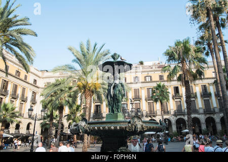 Turisti e fontana di Piazza Grande, Placa Reial,,Plaza,Real, appena fuori, vicino a La Rambla,Barcellona,Spagna. Foto Stock