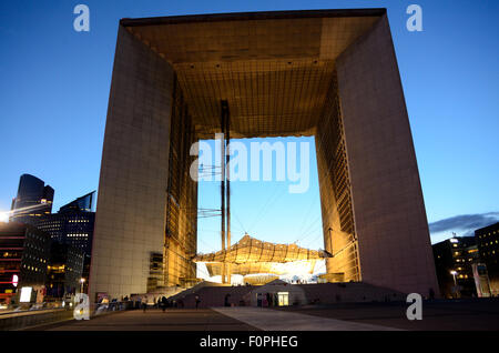 Il grande arco a La Defense a Parigi al tramonto. Foto Stock