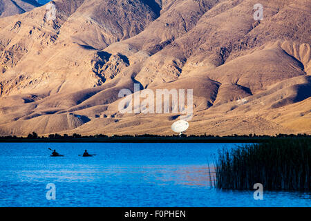 Owens Valley osservatorio radio e kayak nell'ombra della catena montuosa della Sierra Nevada Foto Stock