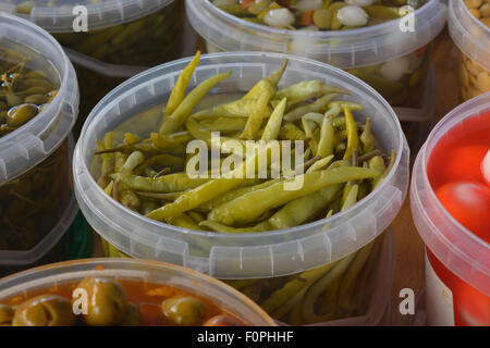 Peperoncini sott'aceto in un mercato in stallo, Spagna Foto Stock