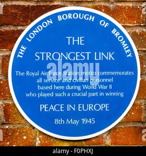 Una targa blu sulla ex Biggin Hill RAF airfield a sud di Londra. Foto Stock