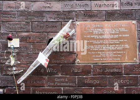 Liverpool, Regno Unito. 18 Agosto, 2015. Cilla black omaggio floreale, Mathew Street, Liverpool, davanti al suo funerale xviii Agosto 2015 Credit: Darren Turner/Alamy Live News Foto Stock