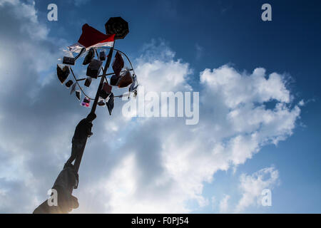 Lhokseumawe, Indonesia. 17 Ago, 2015. I residenti di competere per un premio nella scalata di un palo ingrassato chiamato Panjat Pinang durante il settantesimo Indipendenza Indonesiana Day celebrazione. © Fach Reza/Pacific Press/Alamy Live News Foto Stock