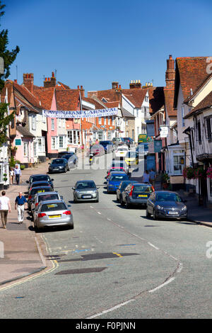 Case storiche di rivestimento del High Street, Lavenham, Suffolk, Regno Unito Foto Stock