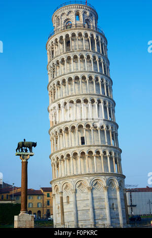 Romolo e Remo vicino alla Torre Pendente di Pisa, Italia Foto Stock