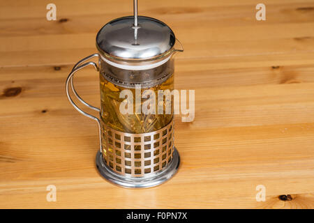 Linden tè con French press Foto Stock