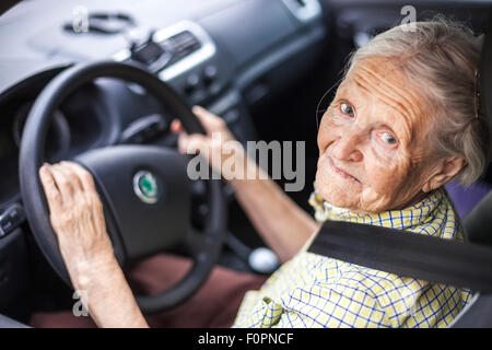 Senior donna alla guida di una vettura Foto Stock
