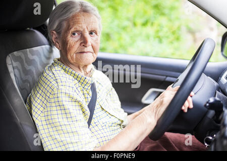 Senior donna alla guida di una vettura Foto Stock