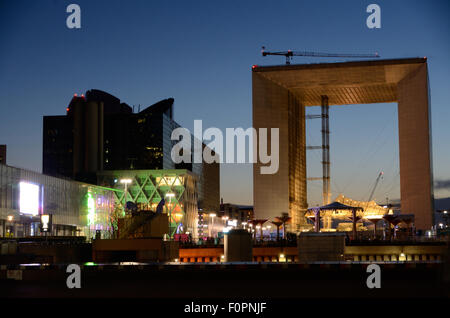 Il grande arco a La Defense a Parigi al tramonto. Foto Stock