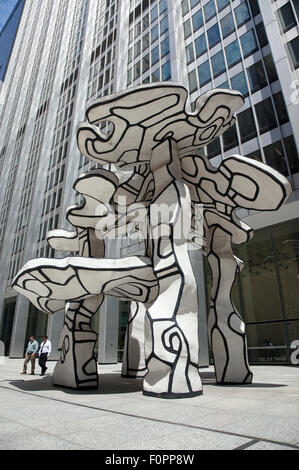 Stati Uniti d'America, nello Stato di New York, New York City, Manhattan, Jean Dubuffet la scultura di un gruppo di quattro alberi al di fuori degli uffici di Chase, Foto Stock