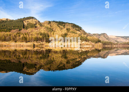 Lakeland hills riflettendo sull'ancora acqua del serbatoio Thirlmere, Parco Nazionale del Distretto dei Laghi, Cumbria, Inghilterra Foto Stock