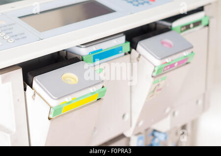 Closeup shot fotocopiatrice digitale macchina con le cartucce di stampa a colori Foto Stock