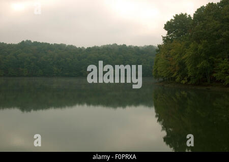 La mattina presto guardando sopra il lago Foto Stock