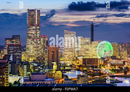 Yokohama, Giappone skyline al tramonto. Foto Stock