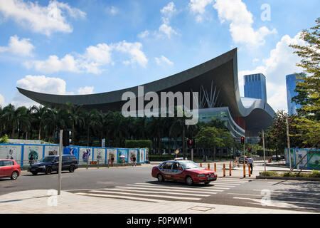 Shenzhen, Cina - agosto 19,2015: skyline di Shenzhen come visto dal palazzo della Borsa con la Civic Center building Foto Stock