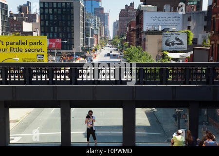 Stati Uniti d'America, nello Stato di New York, New York City, Manhattan, l'alta linea parco pubblico in disuso ferrovia sopraelevata in pista il confezionamento della carne d Foto Stock