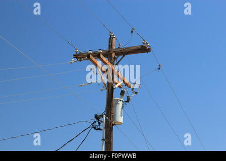 In prossimità di un traliccio di energia elettrica con i cavi di potenza Foto Stock