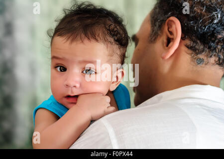 Ritratto di una famiglia felice, Bengali padre con dolci poco figlio condividendo le gioie e le felicità con spazio di copia Foto Stock