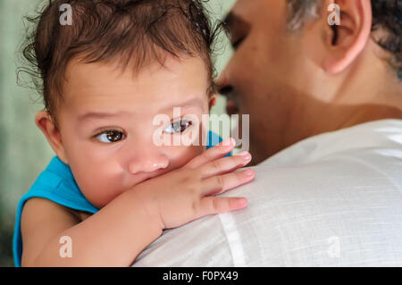 Ritratto di una famiglia felice, Bengali padre con dolci poco figlio condividendo le gioie e le felicità con spazio di copia Foto Stock