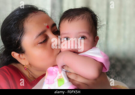 Ritratto di una famiglia felice, Bengali madre con dolci poco figlio affetto di condivisione, di gioie e di felicità con spazio di copia Foto Stock