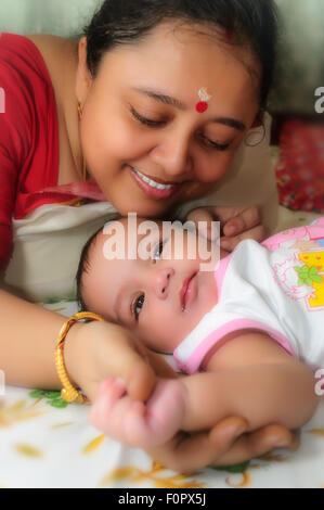 Ritratto di una famiglia felice, Bengali madre con dolci poco figlio affetto di condivisione, di gioie e di felicità con spazio di copia Foto Stock